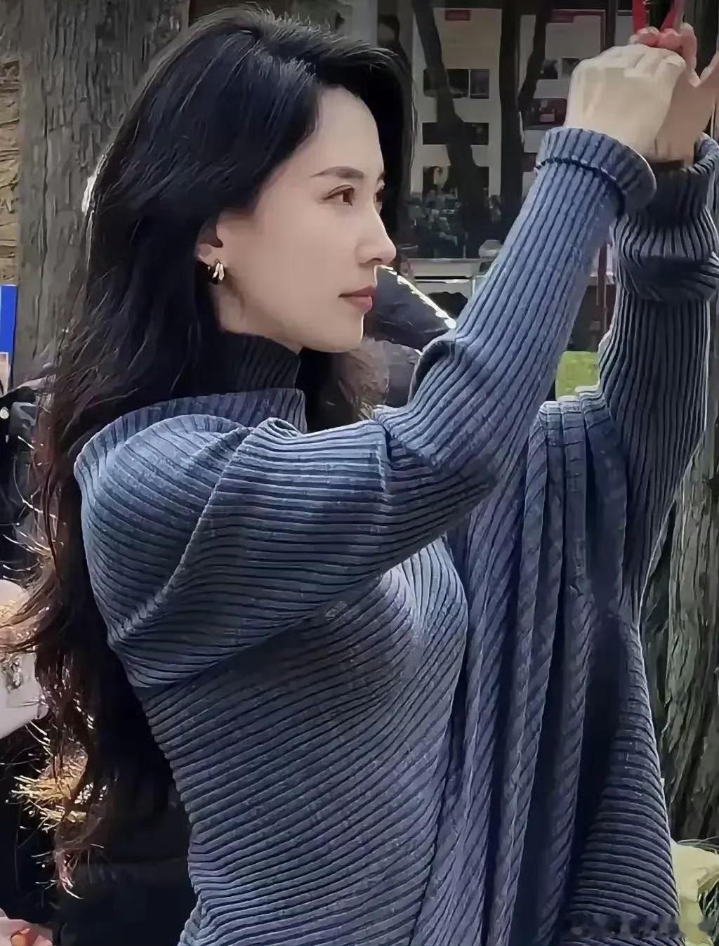 汪峰上辈子拯救了整个银河系吧，这颜值比娱乐圈的女明星都美一百倍，也就林志玲比她美