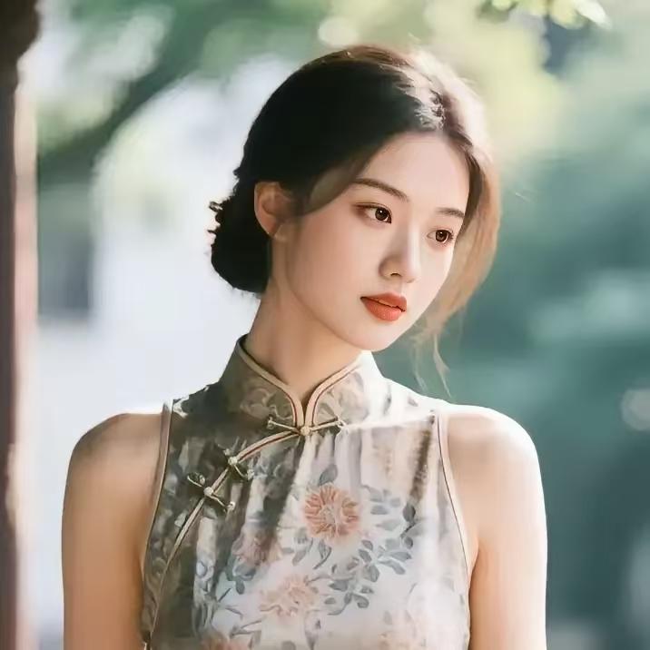 旗袍女子
绿影婆娑庭院幽，
旗袍佳丽韵长留。
轻移莲步香风绕，
恰似诗中雅梦柔。