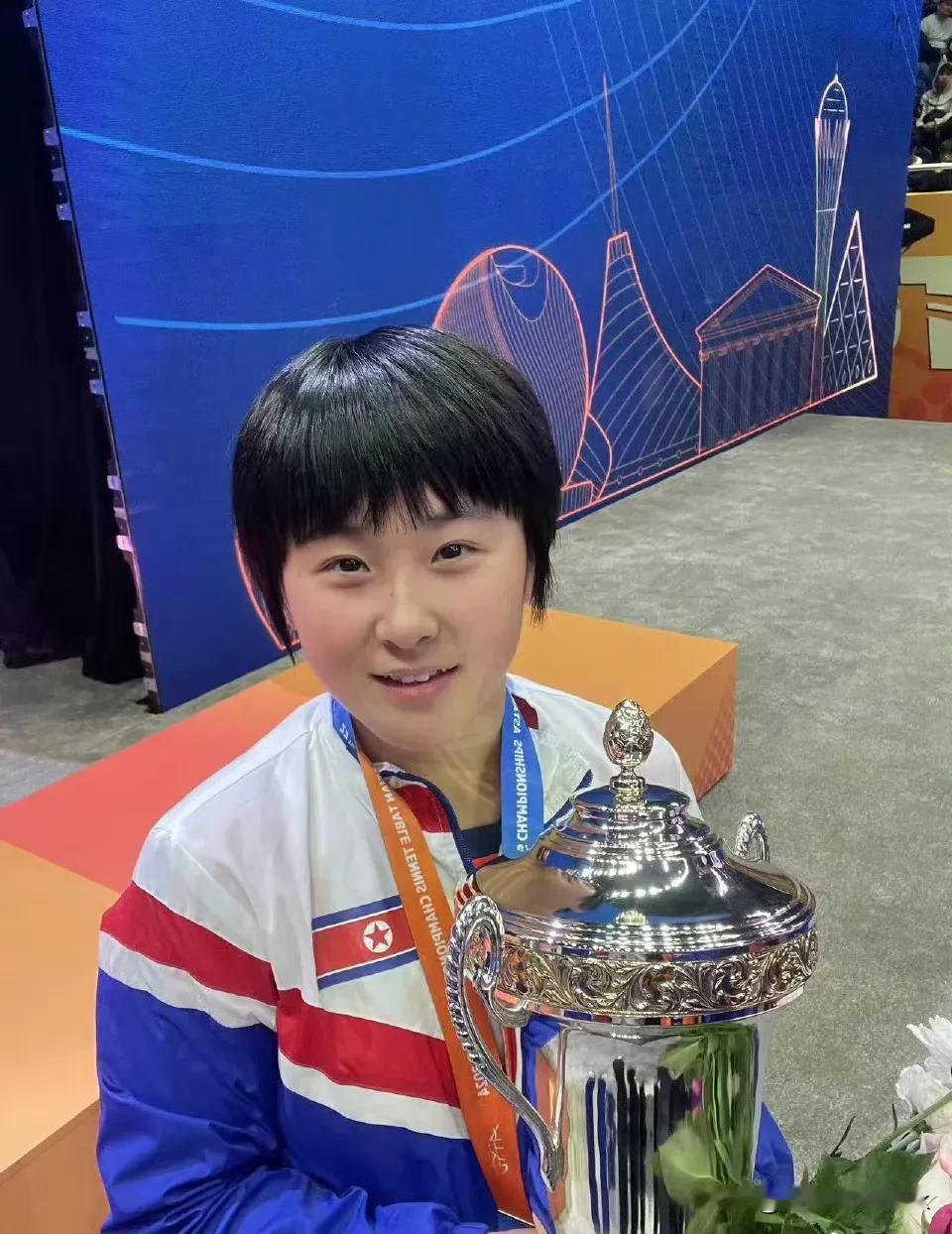 朝鲜金琴英这个妹妹眼睛亮亮的，好像没有经过社会毒打一样单纯[大笑]

这个妹妹的