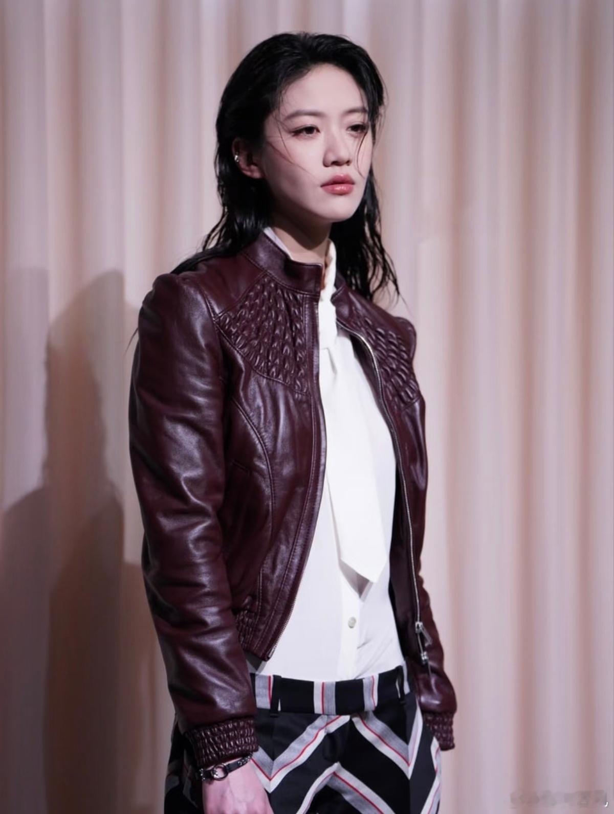 向涵之：皮衣套装湿发背头又美又飒！ 