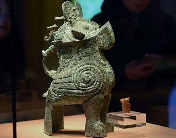 1976年河南省安阳市殷墟妇好墓出土，现藏于中国社会科学院考古研究所。该器物高4