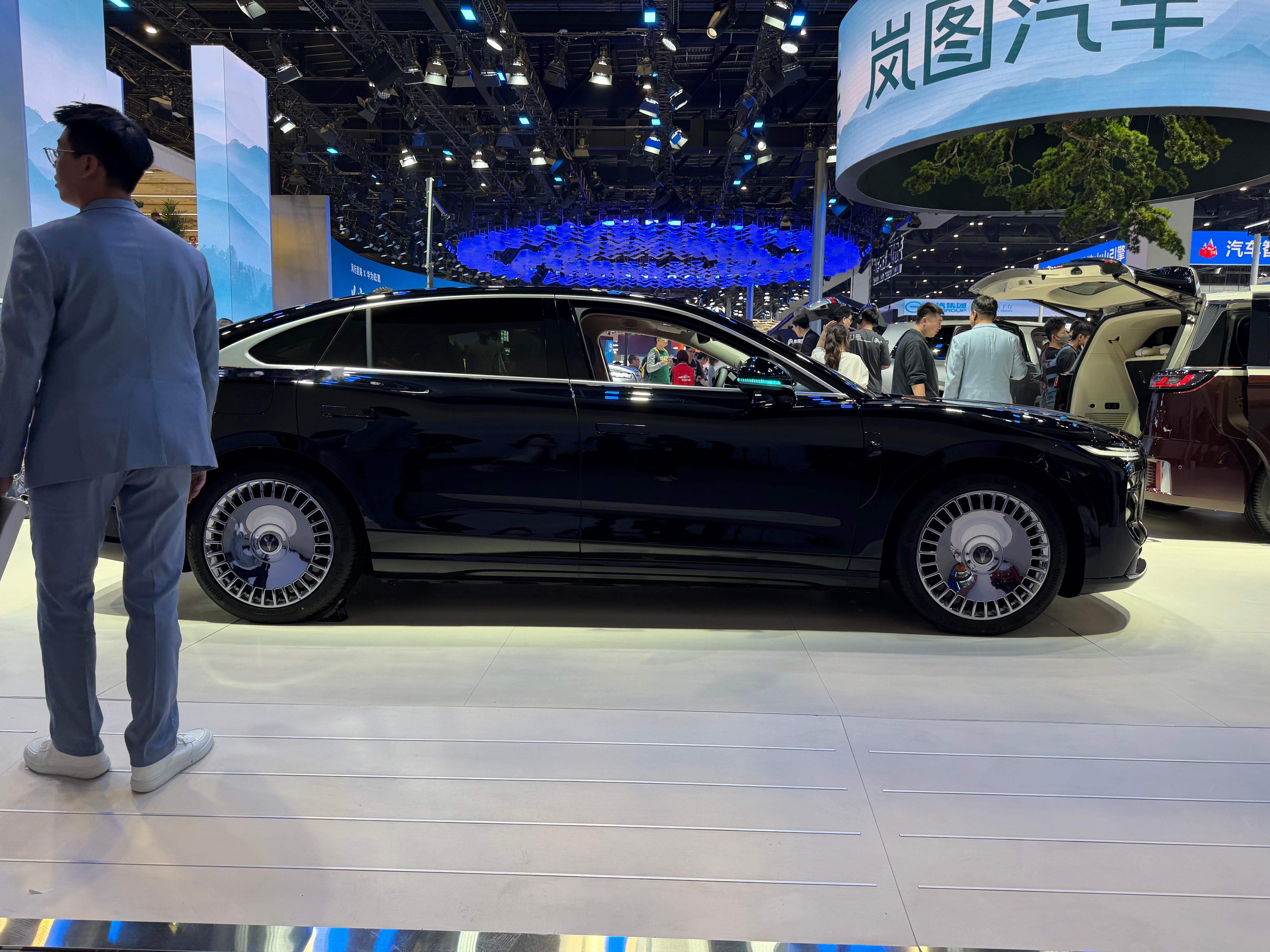 岚图为了展示岚图泰山x8的内饰豪华、空间大，直接把车顶给掀了，变成游艇版了。这游