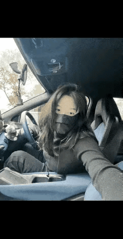 汽车座椅，竟能用于健身！
着实神奇，不过看这位美女，应是健身达人或瑜伽高手，不建