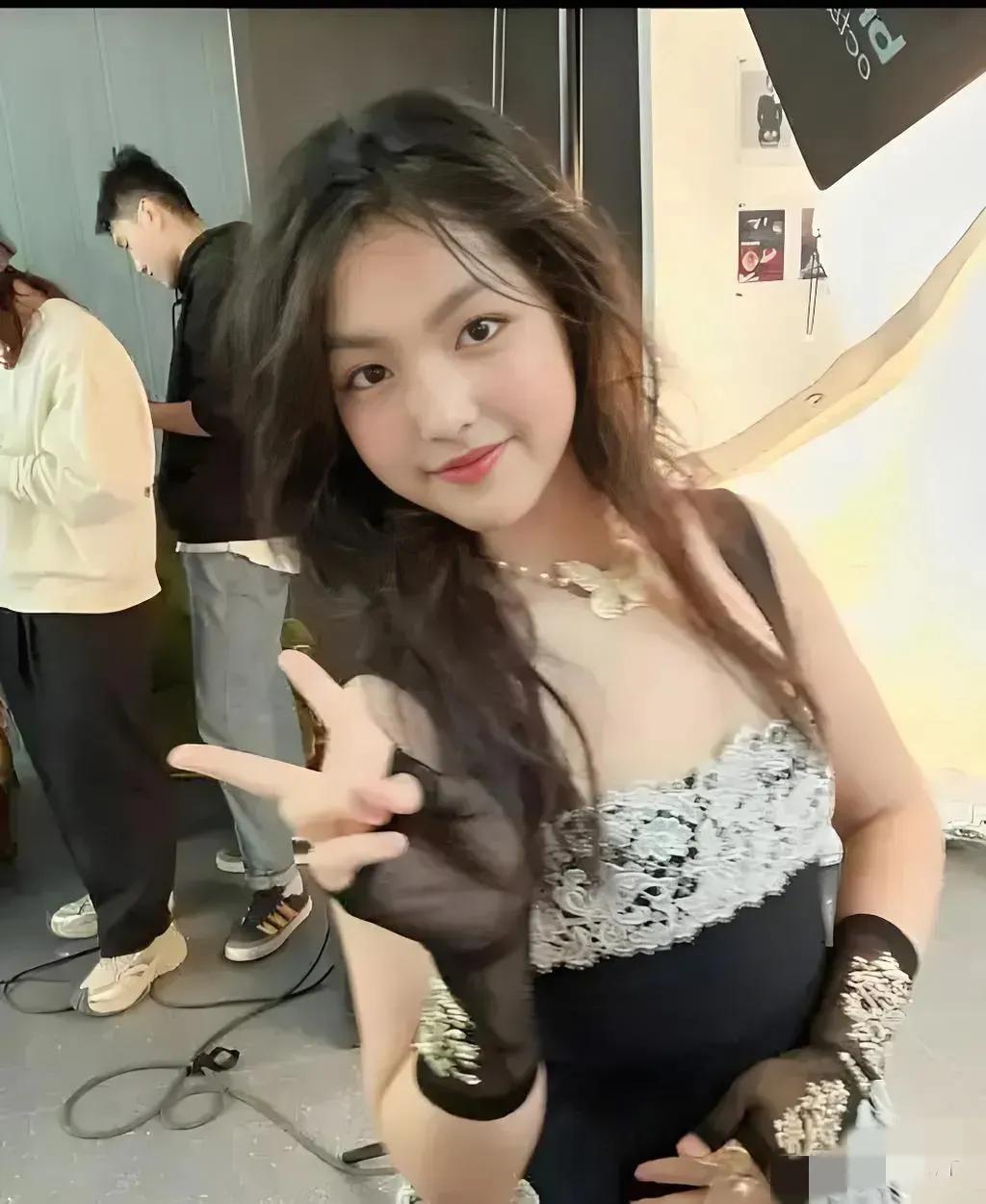 李湘女儿王诗龄17岁，出落得婷婷玉立。
不愧是有钱人家名媛千金。
记得当年李湘曾
