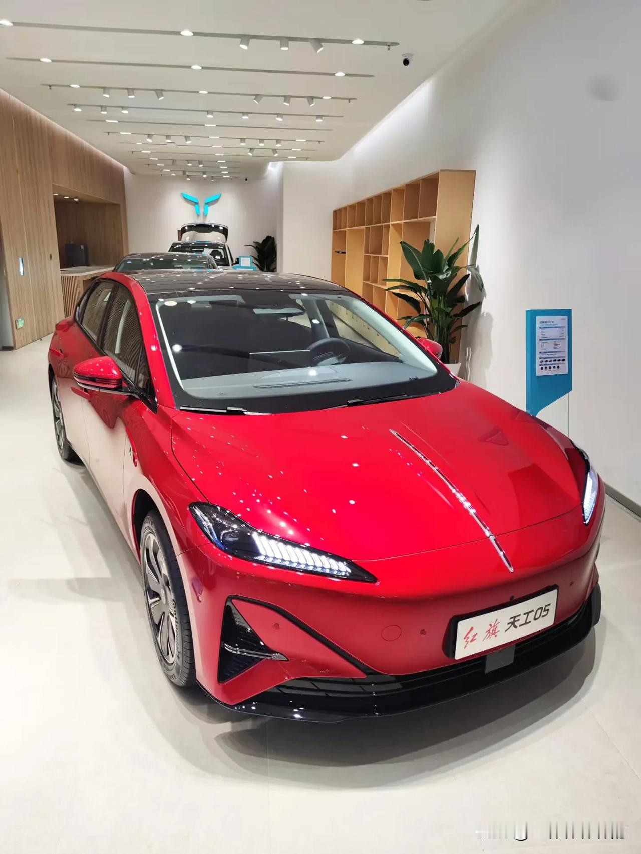 试驾红旗天工05：颜值在线、配置拉满，开着太上头！
 
停好红旗天工05，沿着江