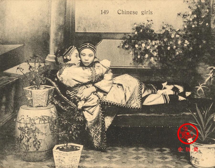 【晚清老照片：两女子拥抱】这是一张用照片制作的明信片，内容显示两名女子在卧榻上拥