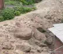 云南某村庄，
突然发生泥石流灾害，
看现场视频，
这和以前的泥石流完全不一样……