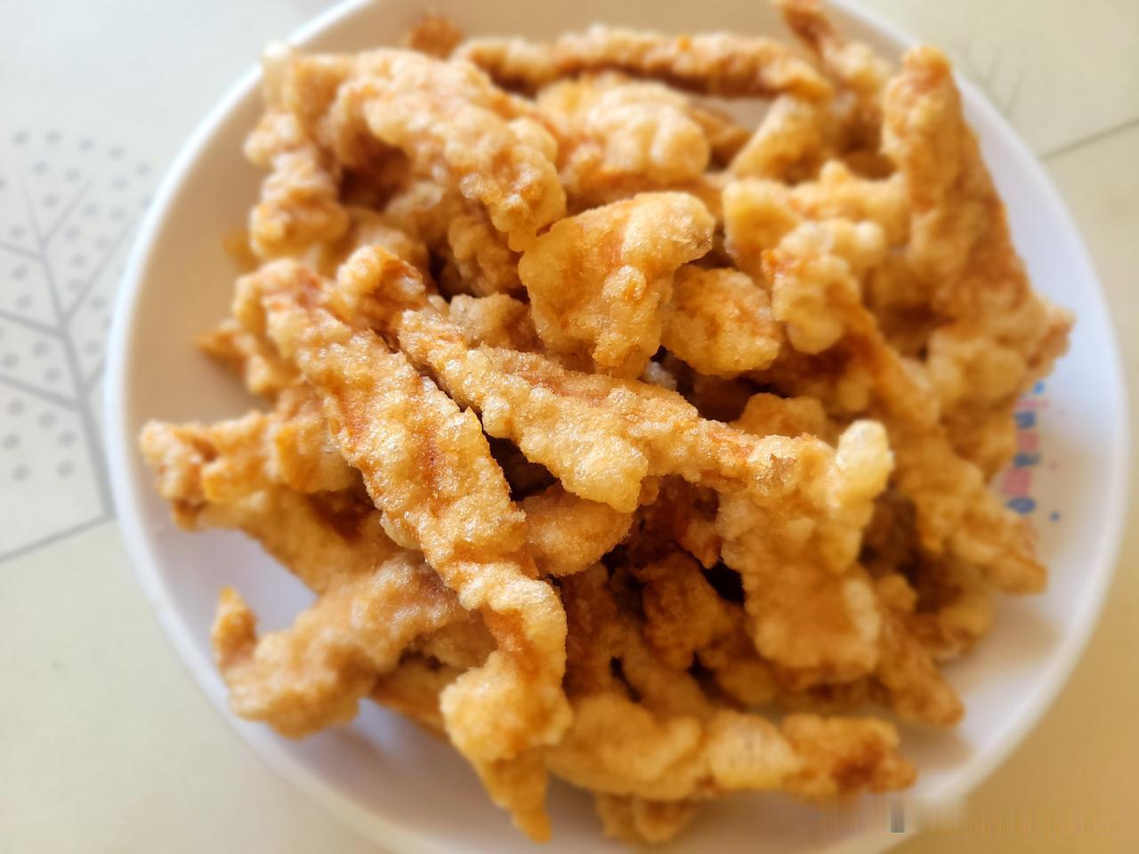 今天午餐，我给即将高考的外甥女做了小酥肉。第一遍炸的非常成功，挂浆也比上次做锅包