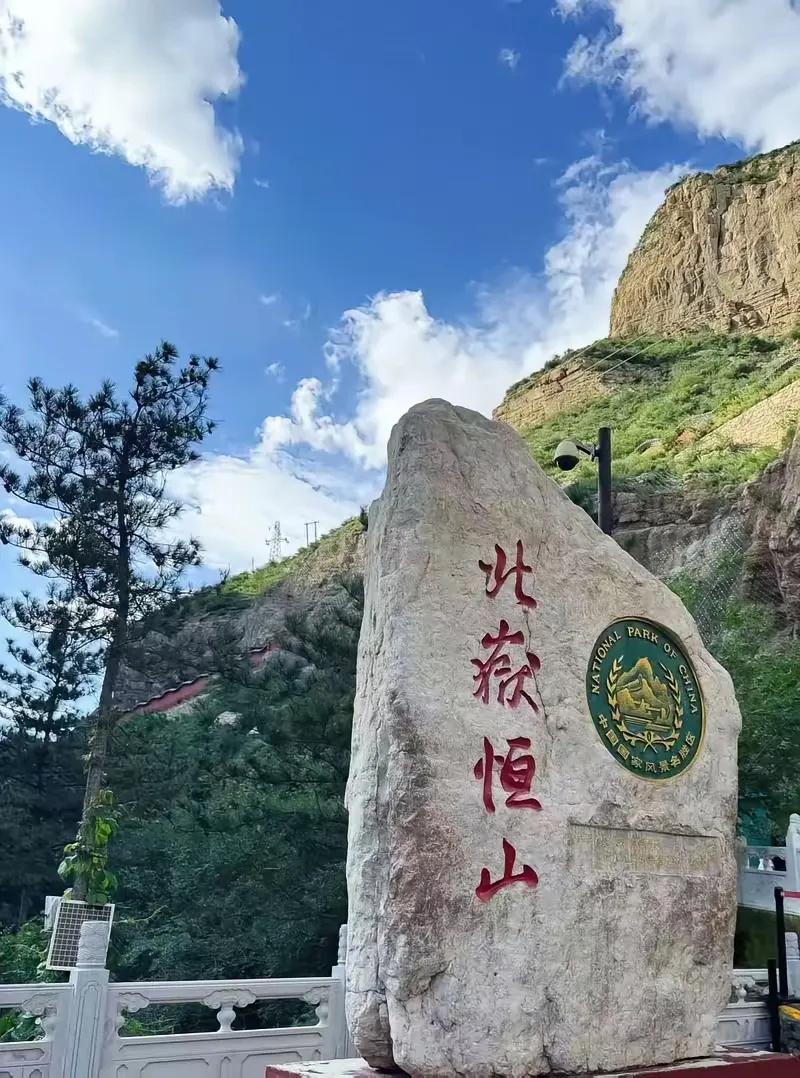 云为天上逍遥客，
雨是地田救命公。
横批：《云雨之别》