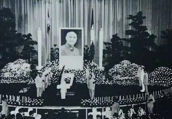 两蒋归葬大陆大戏，能实现吗？慈湖悬棺50年，从蒋介石、蒋经国，传到蒋孝勇，再到蒋