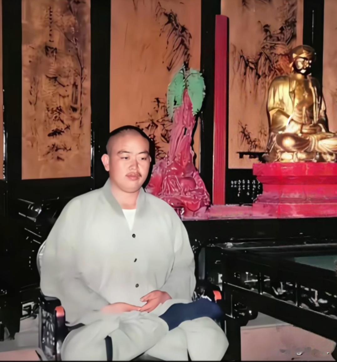 这是22岁释永信打坐的场景，原来从年轻时就一直很胖。不到30岁就做了少林方丈，没