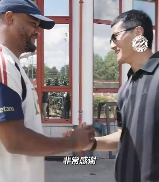 #邵佳一到访拜仁慕尼黑##邵佳一孔帕尼交流国足梯队情况#日前，中国男足主帅邵佳一