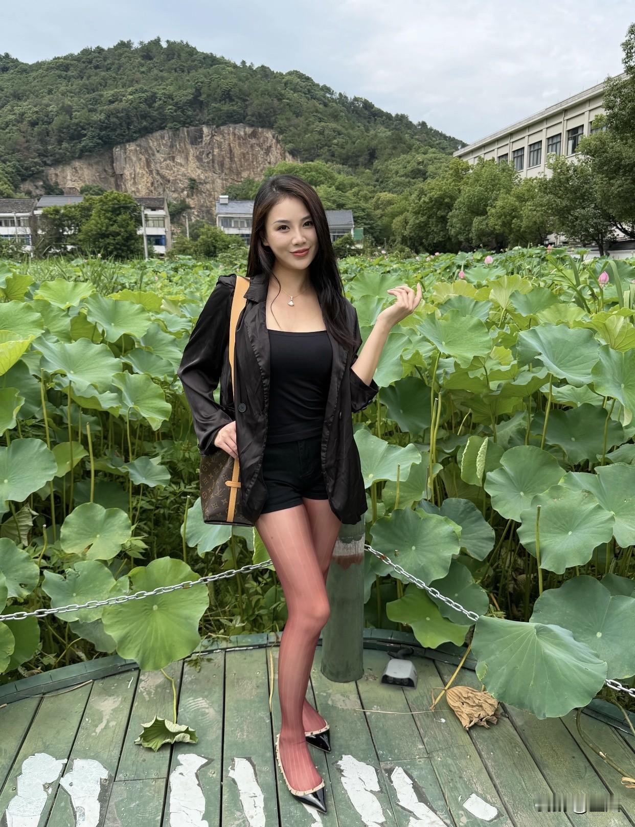 什么样的女孩你看一眼就会心动穿着打扮时尚得体的女孩会首先映入眼帘，比如穿着简约而