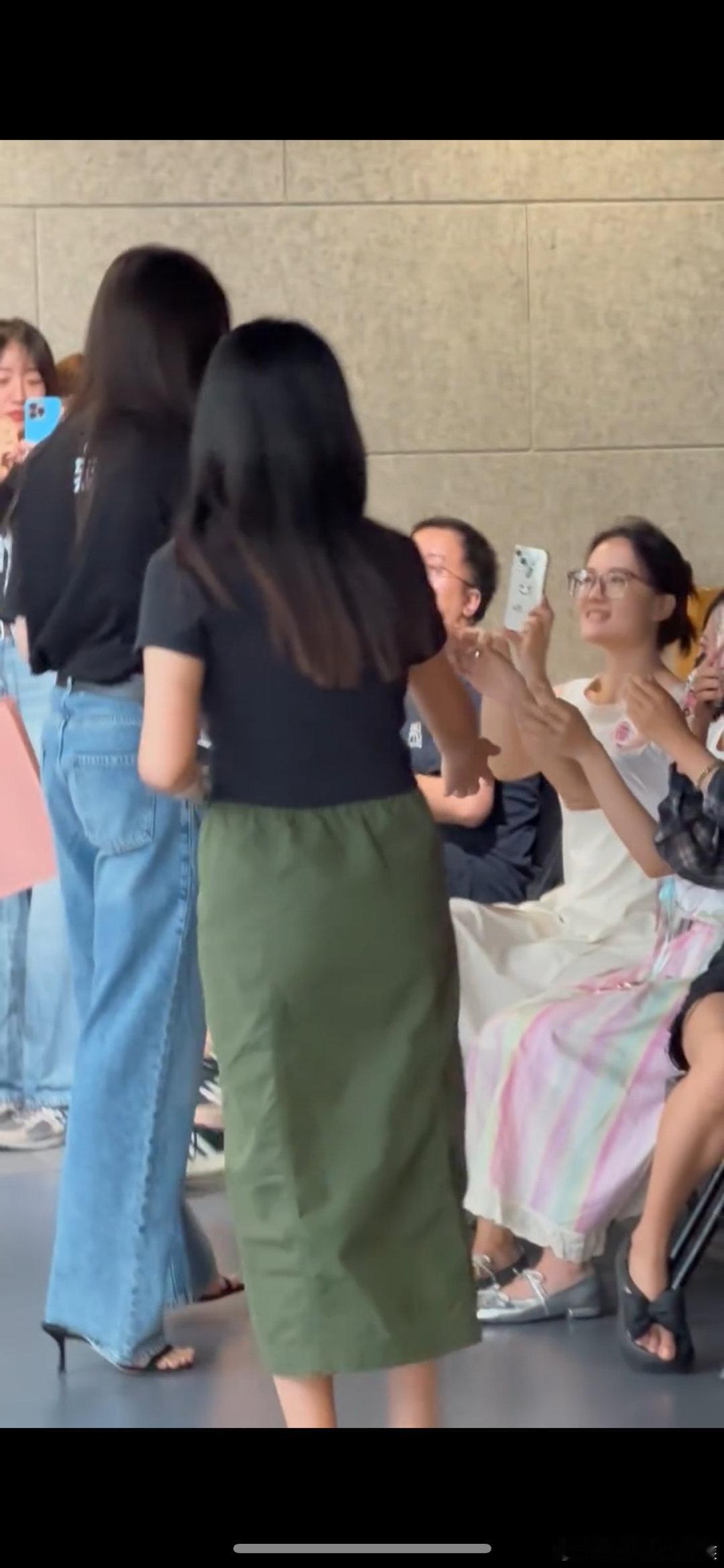 #娜然扫楼送棒棒糖#娜然真的是太美了吧，而且性格还这么好呀，扫楼的时候给大家送棒