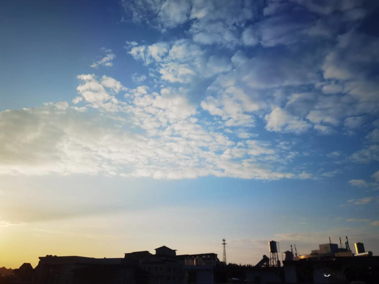 湛蓝的天空中，白云悠悠地飘荡着，让人顿感清爽惬意。工作疲惫之际，不妨抬头仰望苍穹