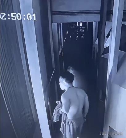 西安，一男子带着老婆孩子去洗浴中心放松，本来想着洗洗澡、按摩一下，但是没想到，自