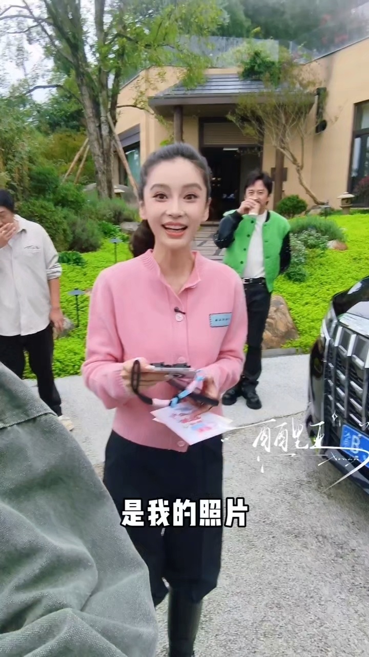 我家女孩还是这么爱笑还是那么温柔，面对粉丝一直笑脸盈盈的，不停的感谢粉丝、鞠躬，