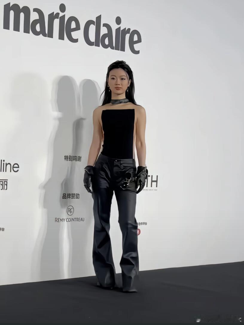 单依纯为什么要穿向佐的衣服？看起来很能打的样子 