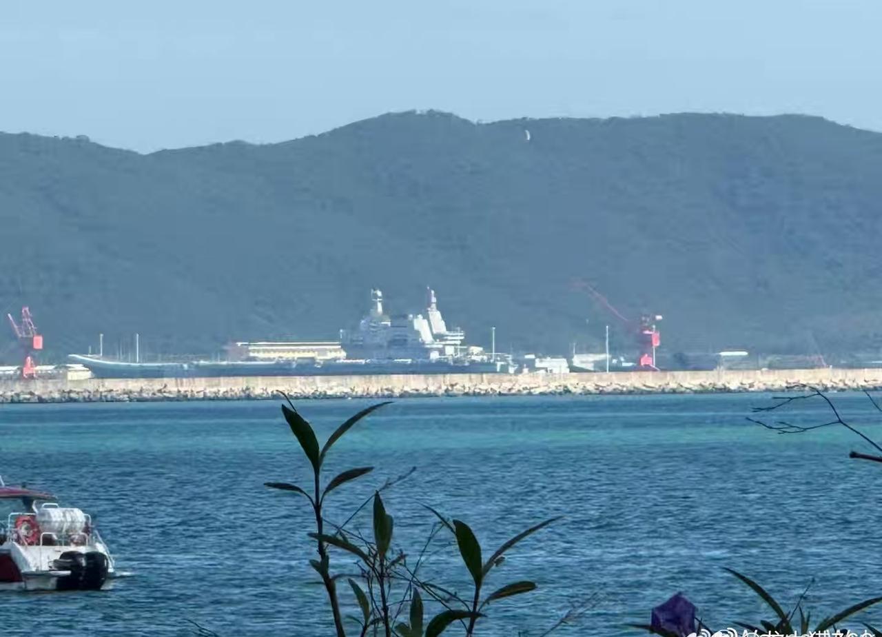 最近美军尼米兹号航母抵达南海，我们也准备好了待客之道：两艘航母齐聚海南，看来是把