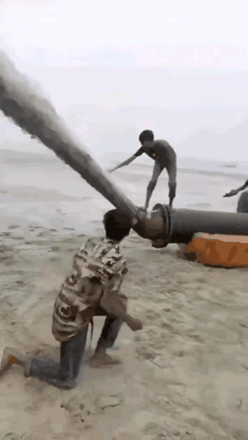 水流的速度这么快，压强是非常大的，这个人弄不好的话，兴许受到了伤害，实实在在说，