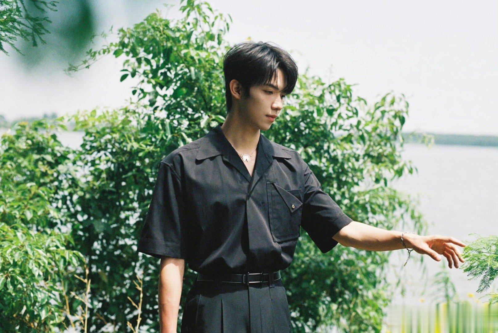 #肖战许凯罗一舟今日营业照# 罗一舟今日份的营业照，真的是帅气到爆炸的程度，咱就