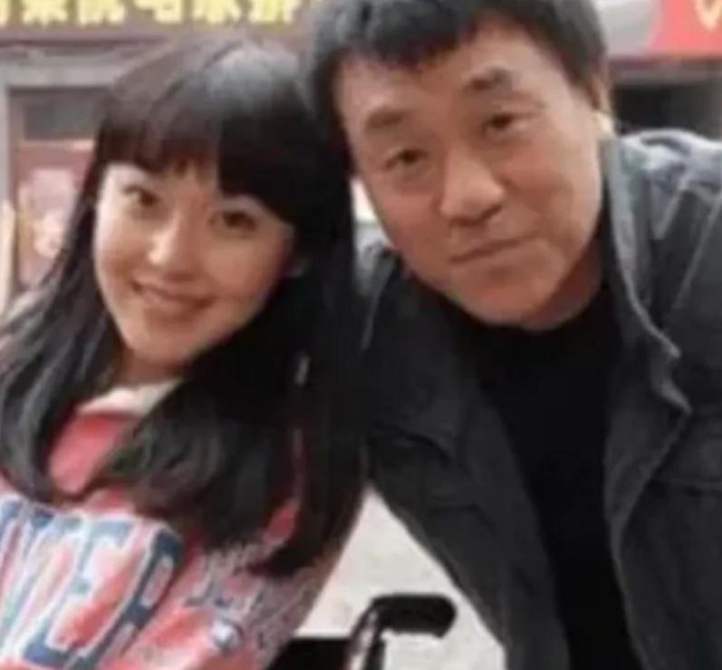 1997年，何冰遇到了多年未见的女同学李海洋，女同学说:“我都29了，嫁不出去了