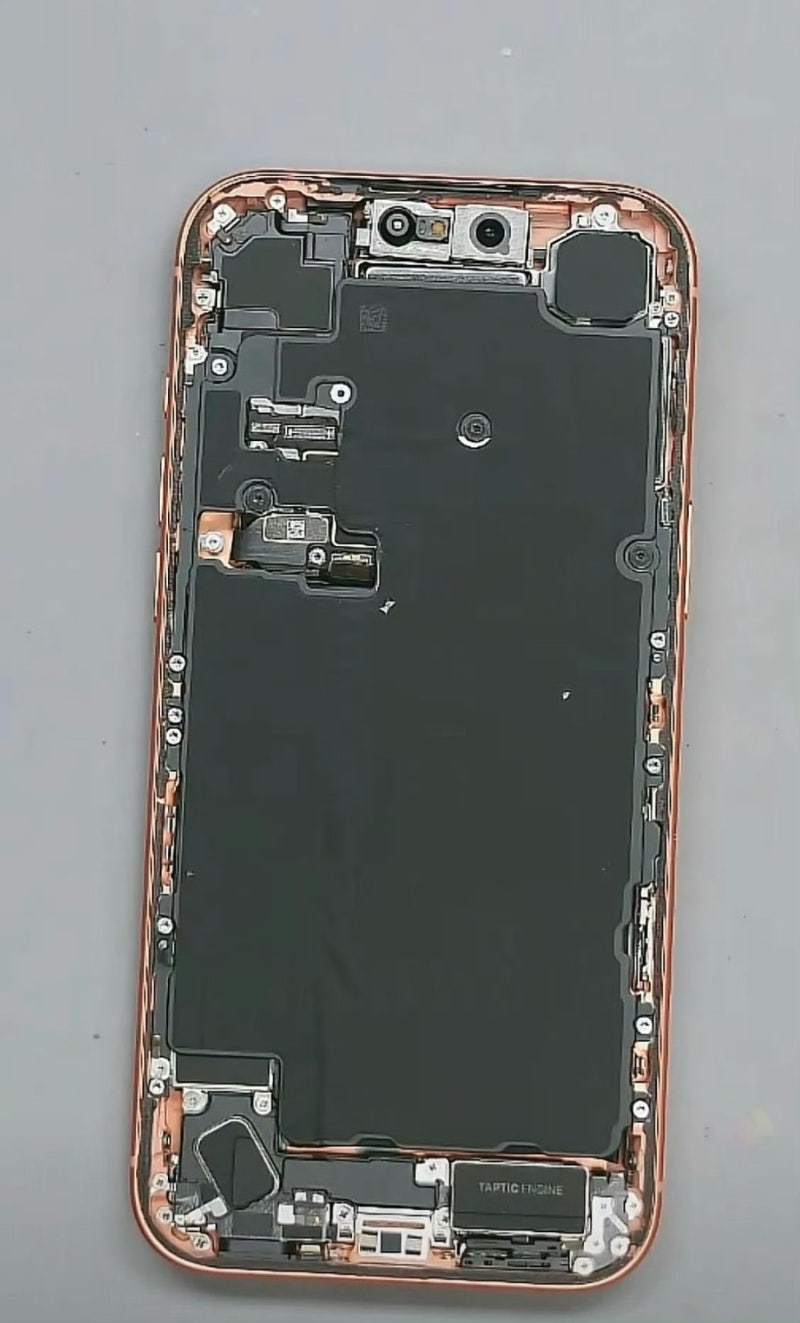 iPhone 17 Pro 机型内部拆解图已发布主板现在比以前小得多，几乎达到相
