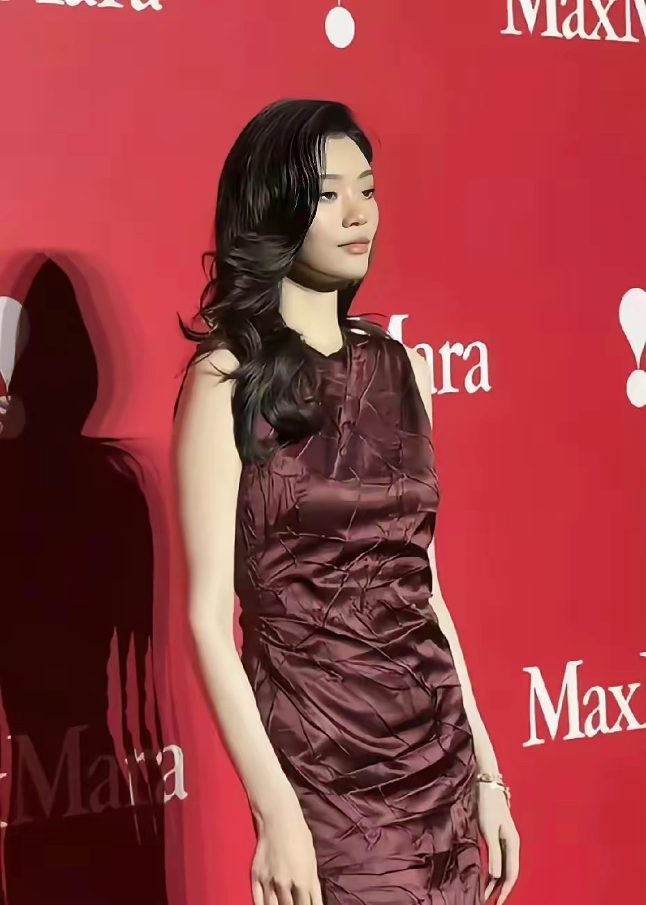 奚梦瑶现身上海，婚后首次亮相红毯，整个人气场更强了！ 