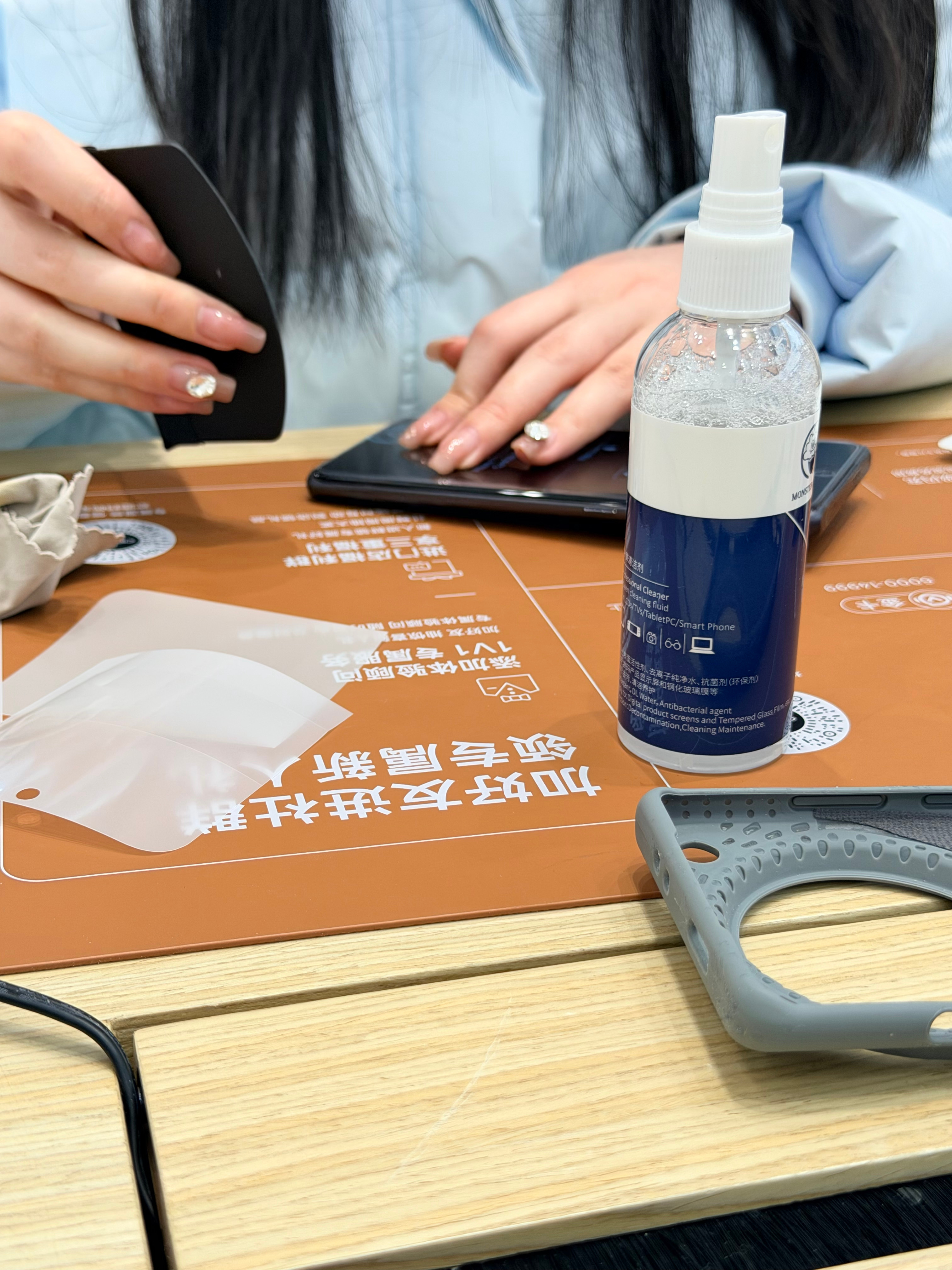 给不用的手机贴了个免费的膜，OPPO小姐姐贴的还挺认真 青岛·吾悦广场(青岛西海