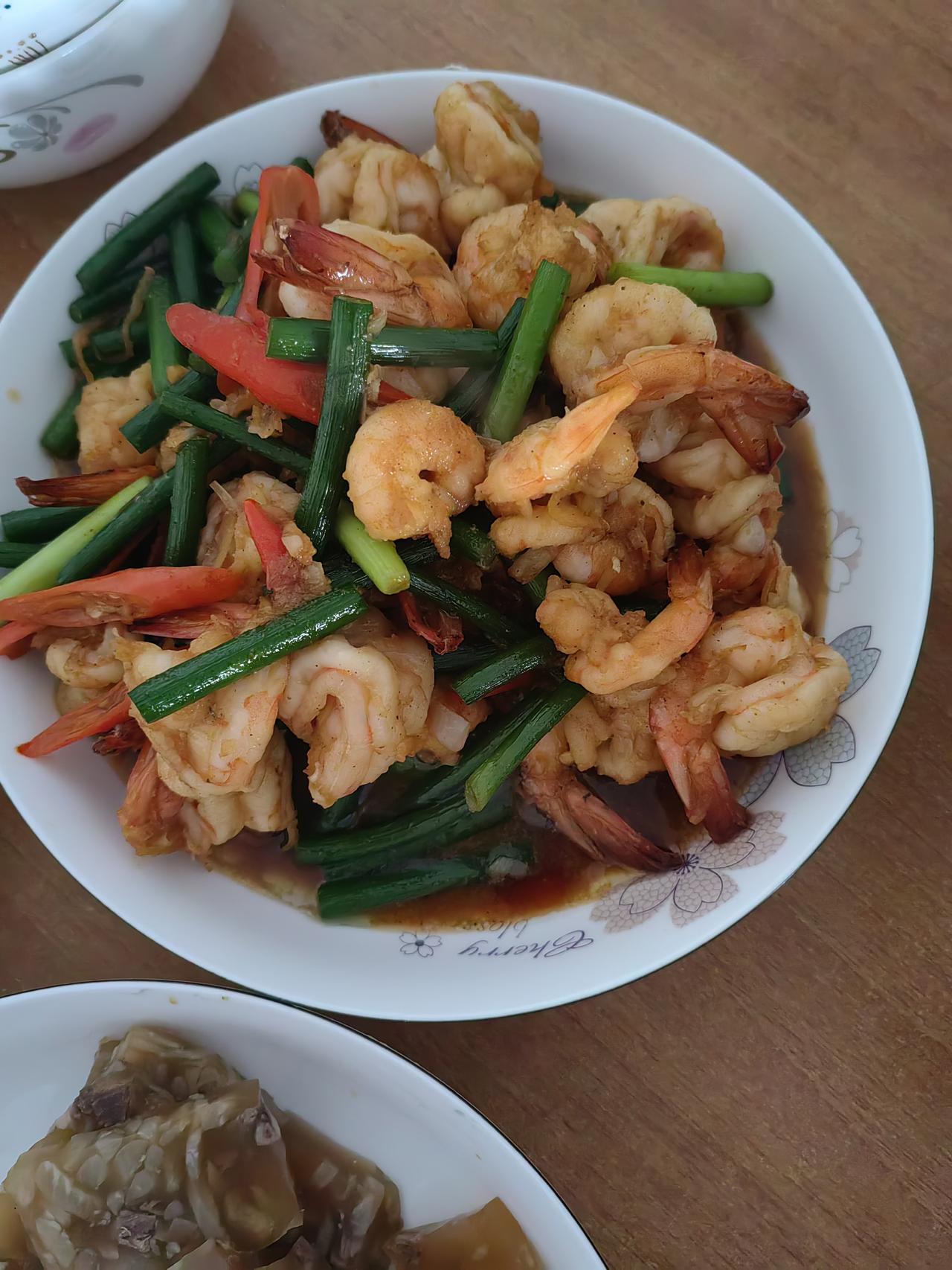 年夜饭是某人和婆婆完成的，婆婆炖了一只鸡，其余都是某人完成的，我只管吃，一共六个