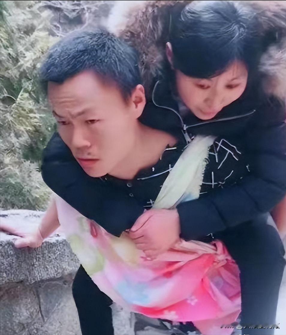 2008年，山东21岁女子为爱翻墙私奔摔成瘫痪。男友知道后，不惜与父母断绝关系，