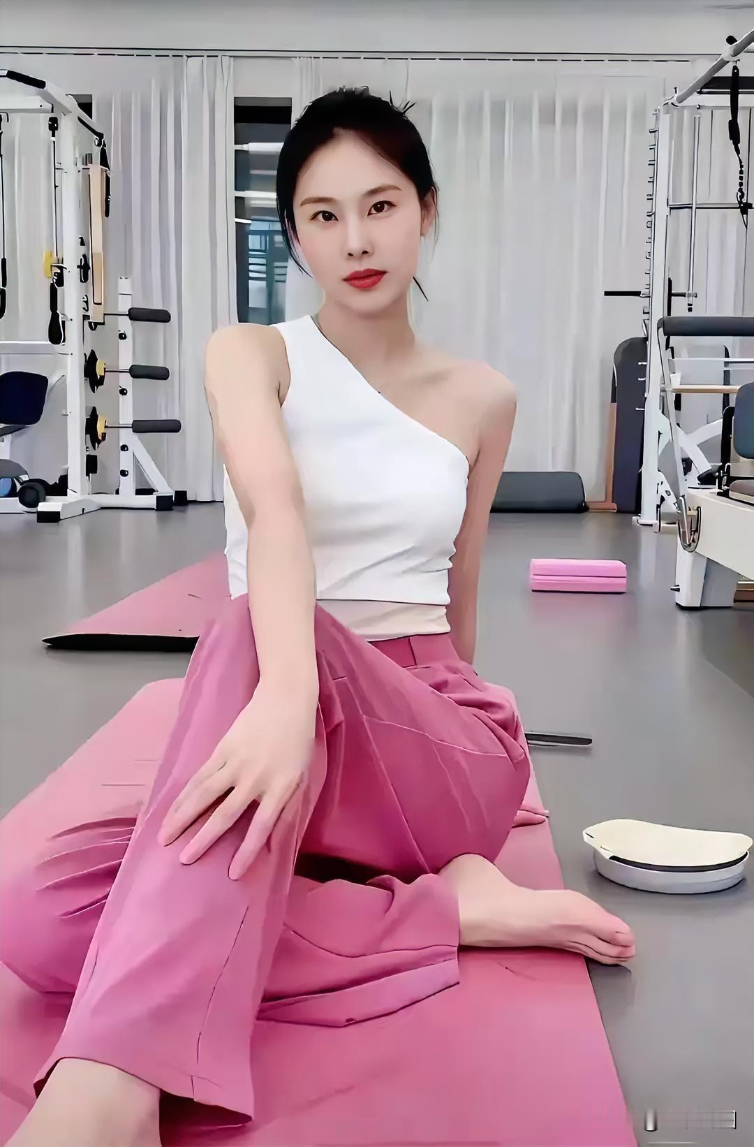 这姑娘在健身房练瑜伽呢。