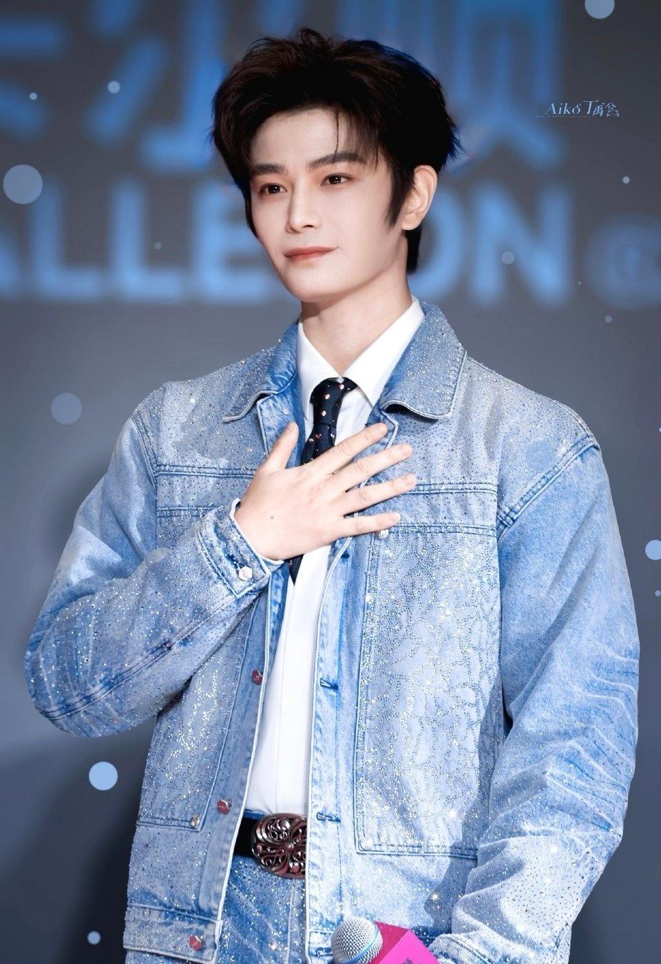 dyx丁禹兮南部档案 

眼里有你，所以满眼幸福，心里有你，所以满心欢喜， 只因