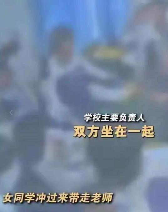 8月25日，佳县龙岗中学，一女老师在上课的时候发现一学生偷玩手机，于是，老师打断