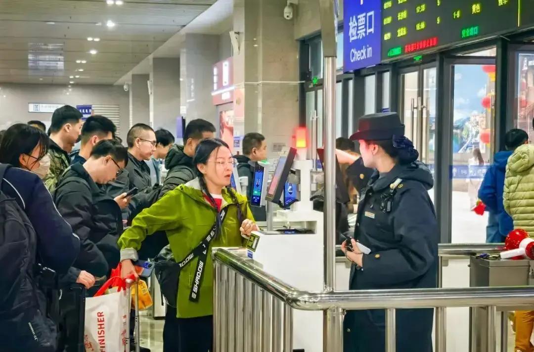 3月22日安阳马拉松刚结束，2.6万名跑者赛后赶高铁返回时，却发现进站安检到候车