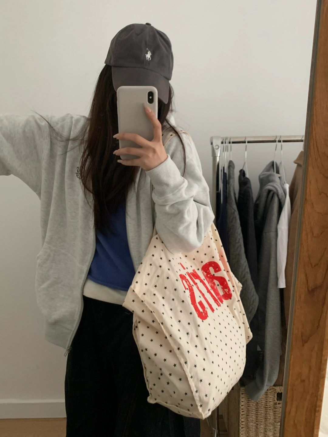 最近热到穿卫衣