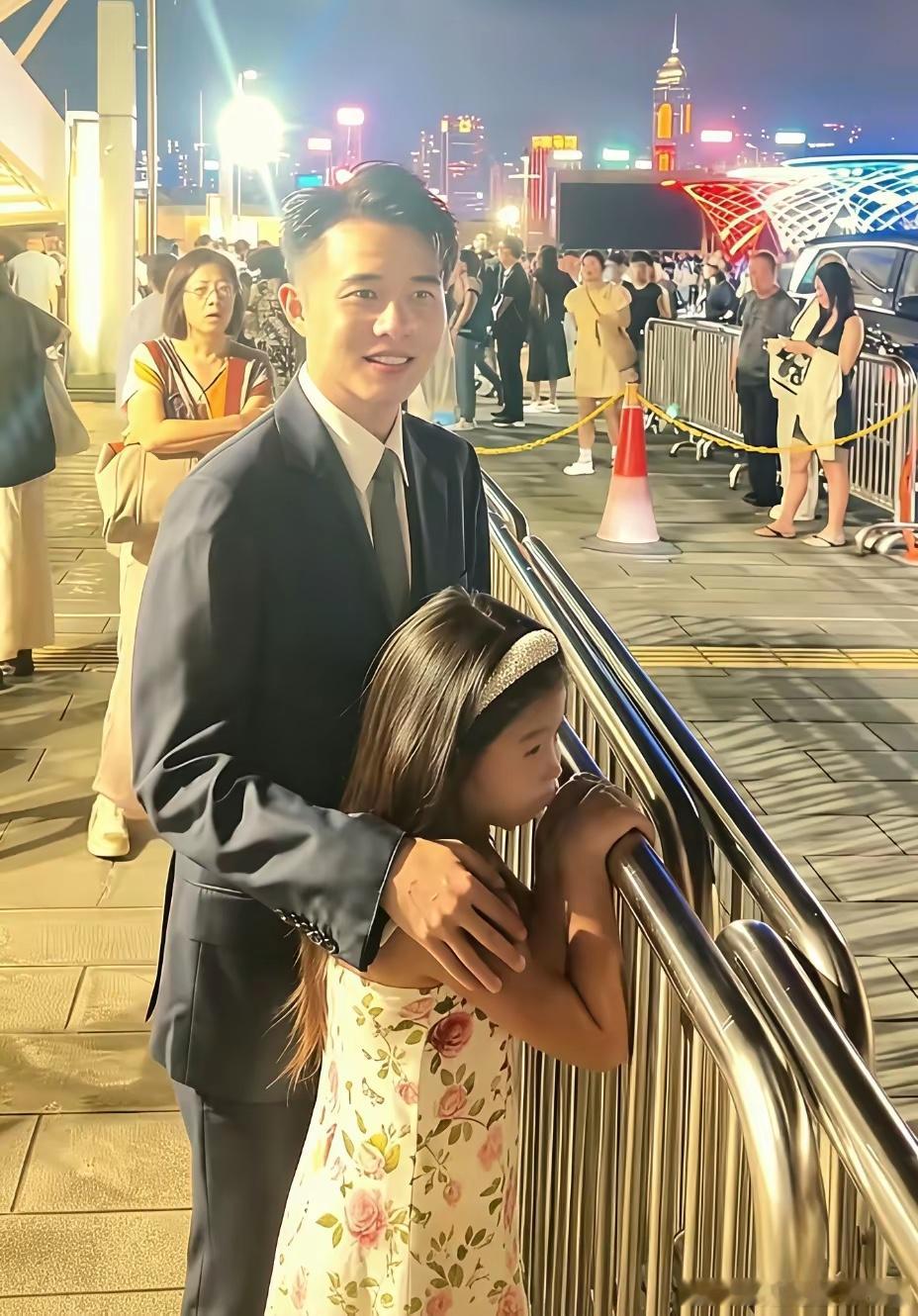 有网友在香港红馆，偶遇何猷亨和他外甥女这是他亲姐何超盈的女儿，叫辛千觅，小姑娘乖
