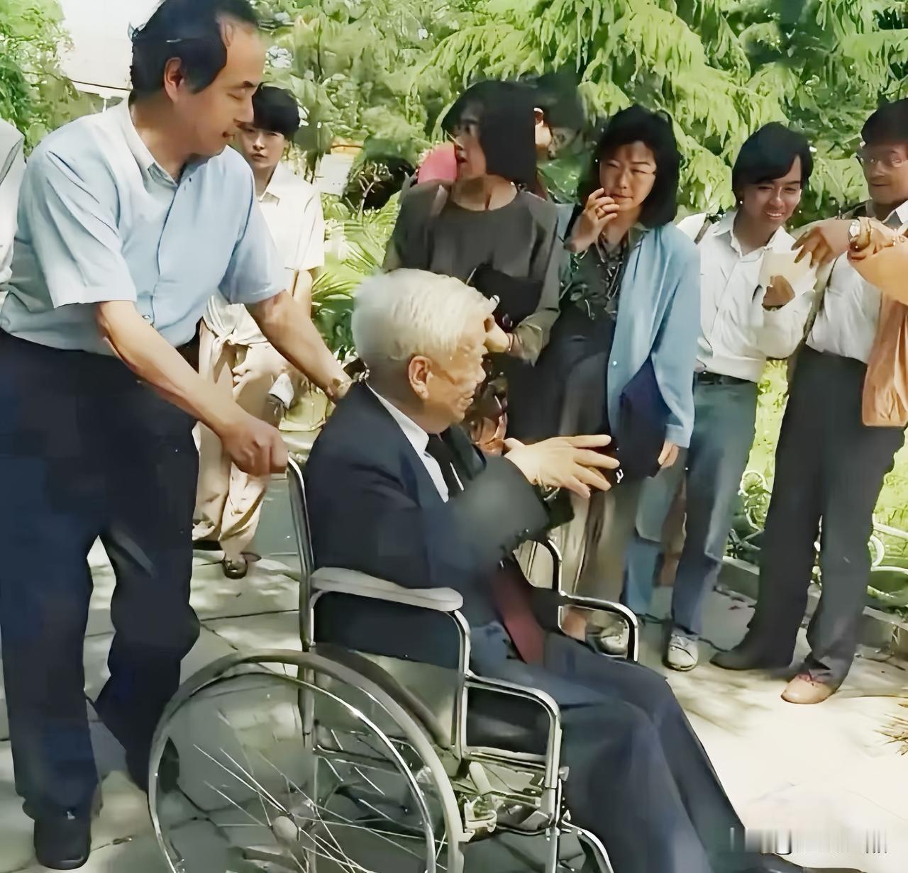 这是李政道与恩师吴大猷的一张合影照，拍摄于1992年的北京天坛公园，六十六岁的李