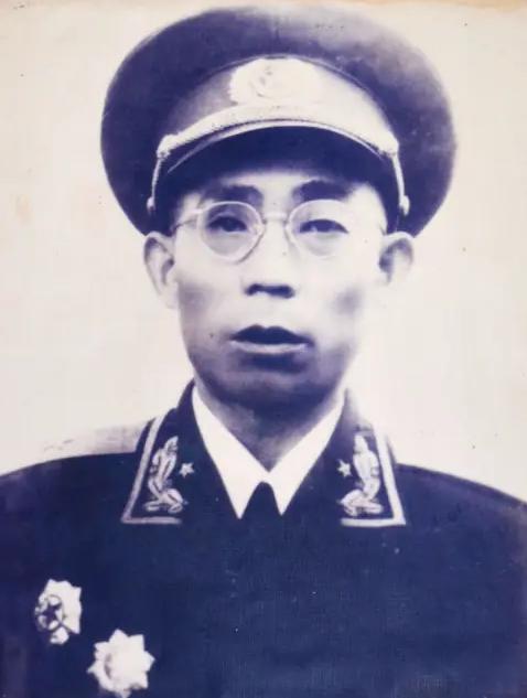 1936年，一红军团长被五花大绑，准备被枪毙。在此之前，贺龙只问了他一句，骑兵排