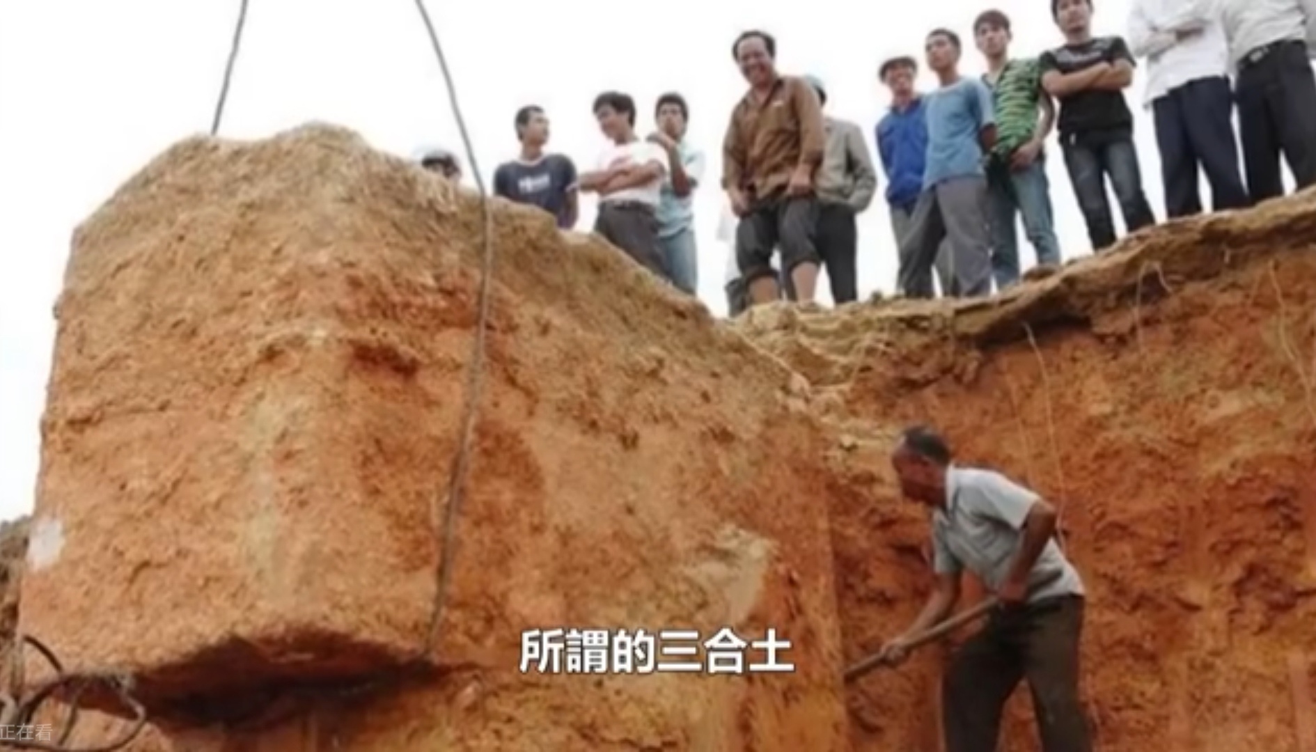 广西上思县出土过两具石棺，是使用三合土加糯米汁浇筑密封的之前我们已经考察过，这种