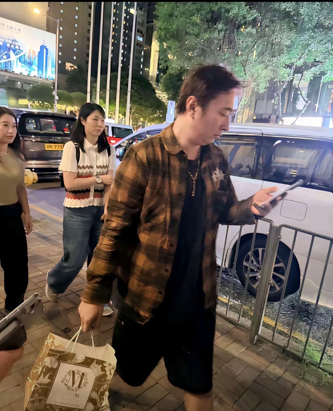 昨天有人在香港偶遇王思聪和懒惰在一家超市买月饼，很纳闷，中秋节本来是一家人团圆的