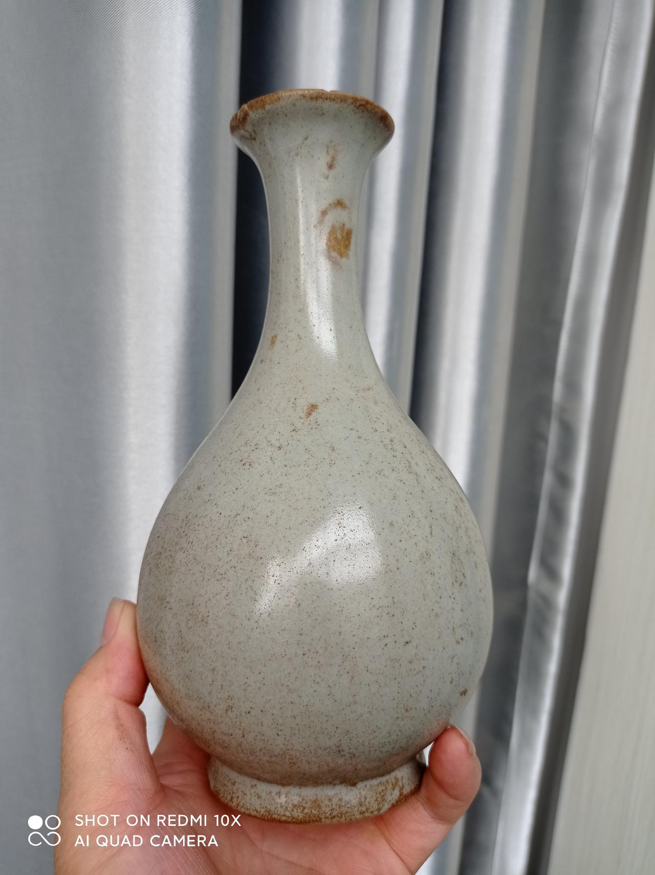 宋代汝窑，千年生辉！
宋汝窑玉壶春瓶欣赏！
汝窑位居宋代瓷器“五大名窑”之首，宋