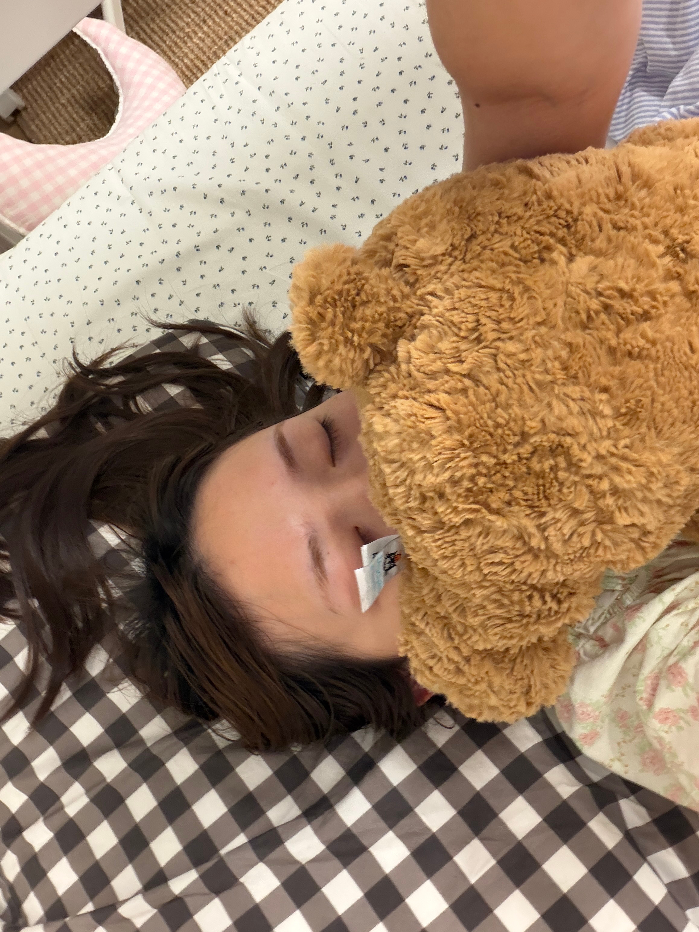 我睡觉特别喜欢这样…而且它腿短短的刚好可以卡住我脖子 很软啊[奶牛猫] ​​​