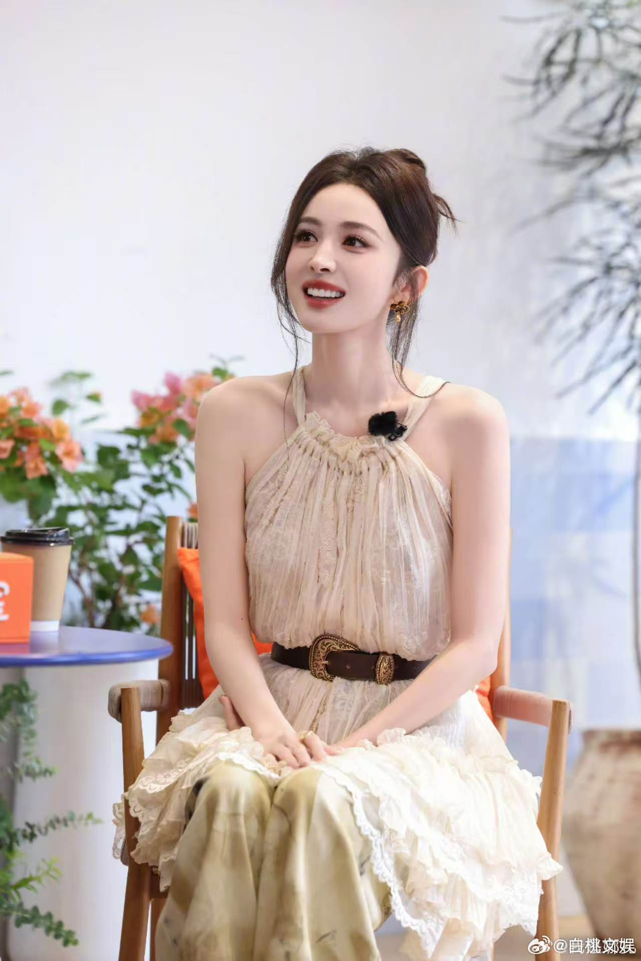张真源不敢抓娜扎肩膀张真源不敢钻娜扎胳肢窝密室大逃脱 全黑环节张真源想找依靠，但