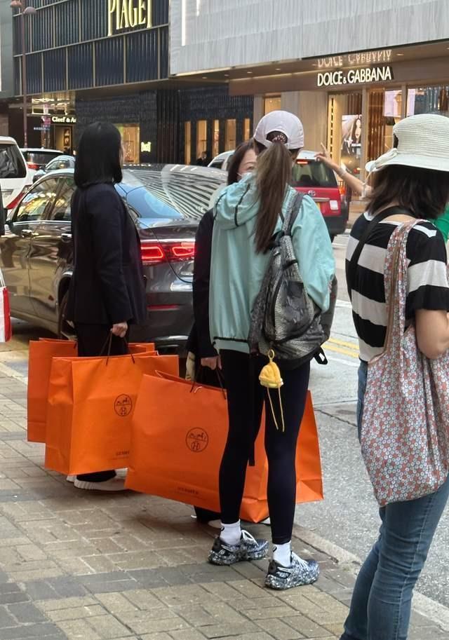 近日，有网友在香港尖沙咀海港城偶遇李嘉欣，只见她身穿绿色运动风衣、头戴帽子，一身