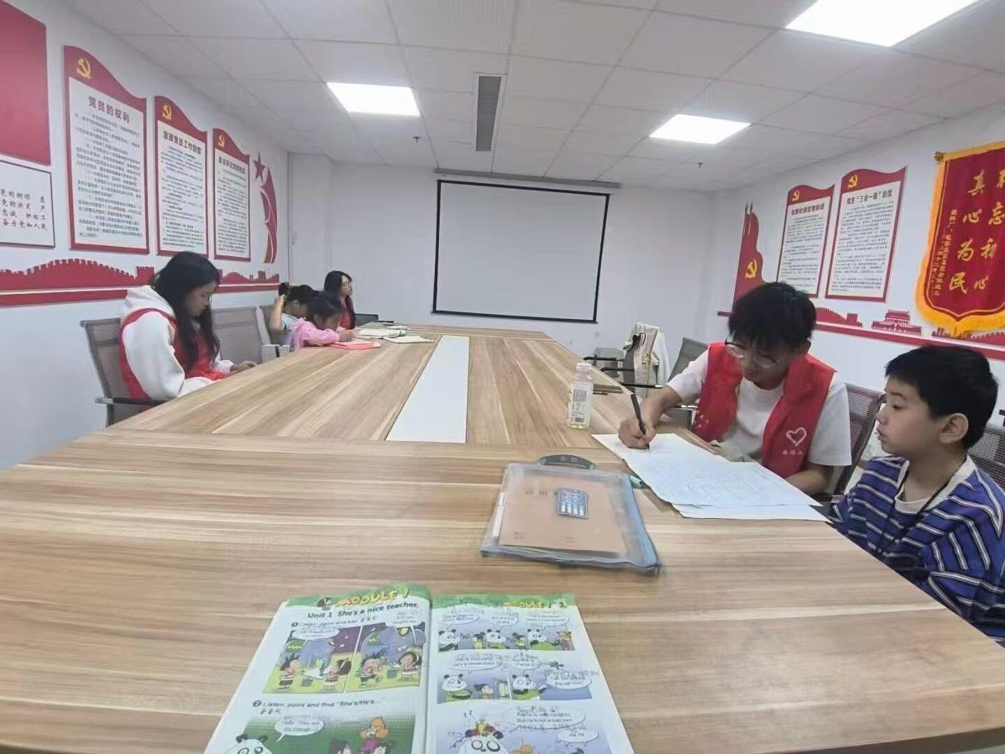 秦岭笑谈[超话]山东省日照市东港区凤凰社区迎来了一批充满活力的“小讲师” —— 