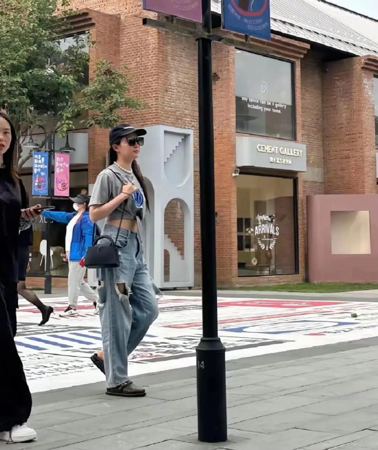刘亦菲逛街被拍，身材丰腴露出蛮腰，曲线婀娜体型肥美，她越来越有成熟女人的味道了。