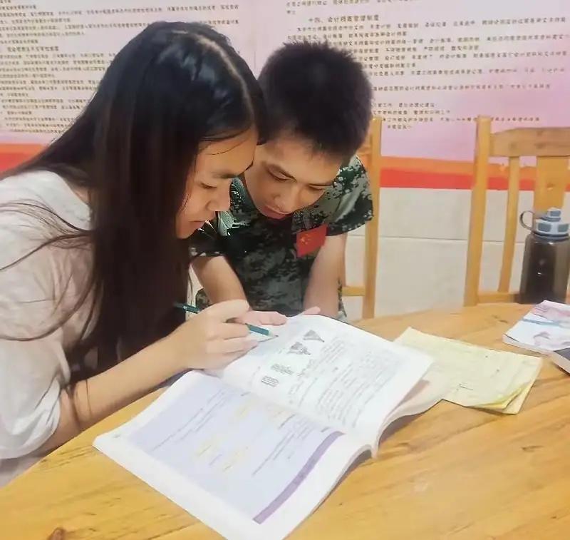 甘肃，高三女生高考结束去花店打工，才干了6天，老板娘就发现，这姑娘总在没客人的时