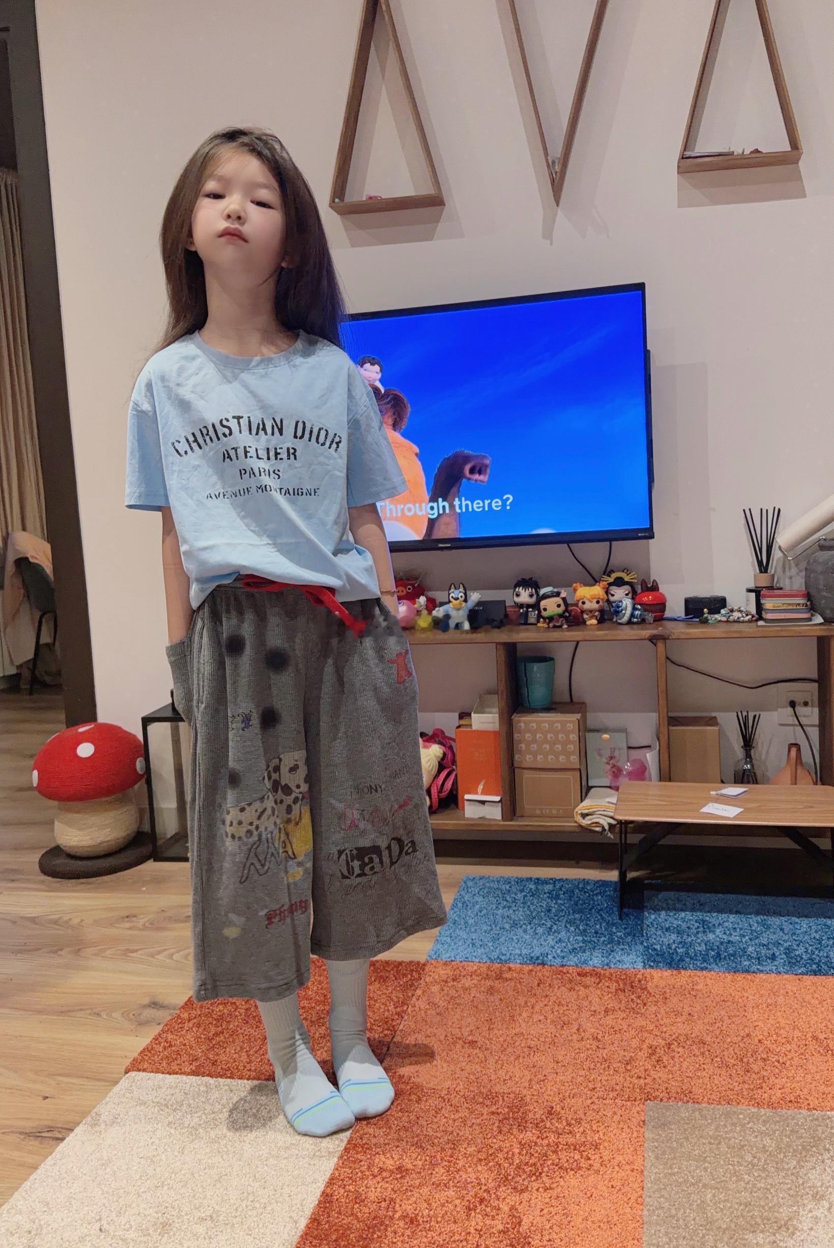 肿脸起来了今儿学校活动她是蓝色house都要穿蓝 ​​​