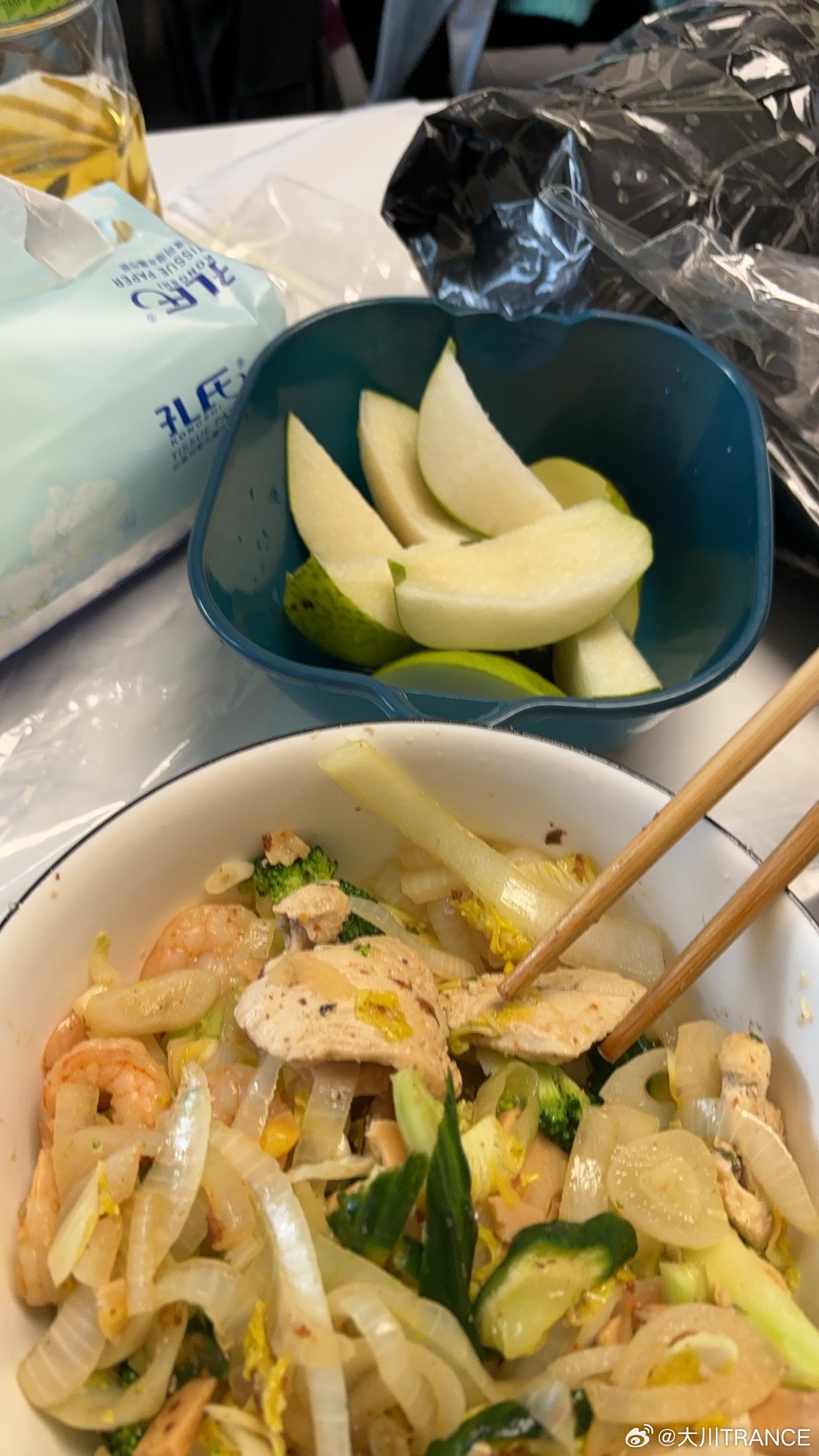 每次做这种水油焖菜大杂烩都超级香，我猜秘诀就是各种调料都放一点，然后蔬菜的汁液都